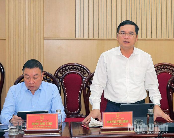 Đồng chí Nguyễn Văn Lượng, Ủy viên Ban Thường vụ Tỉnh ủy, Giám đốc Sở Xây dựng phát biểu tại phiên họp.