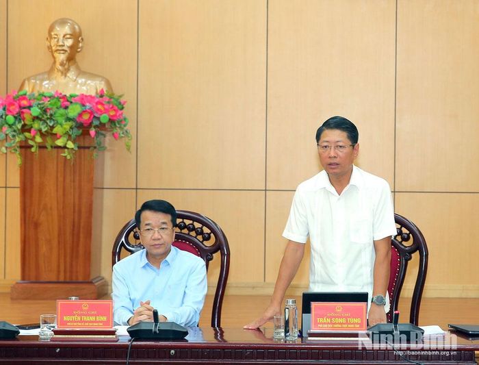 Đồng chí Trần Song Tùng, Ủy viên Ban Thường vụ Tỉnh ủy, Phó Chủ tịch Thường trực UBND tỉnh phát biểu tại phiên họp.