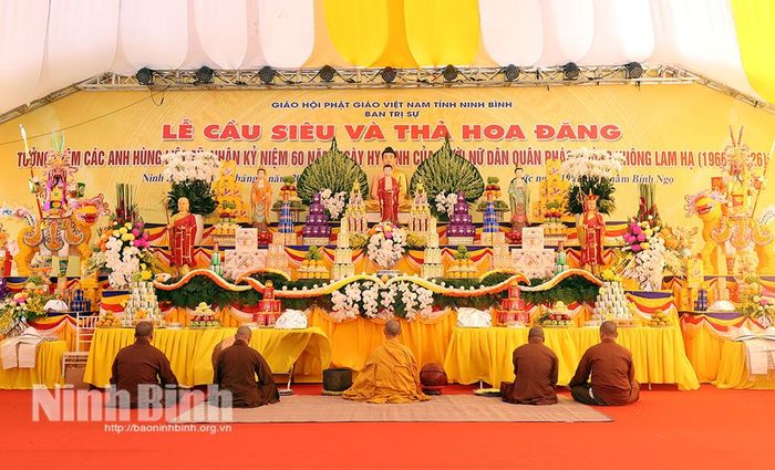 Ban Nghi lễ (Giáo hội Phật giáo Việt Nam tỉnh) thực hiện nghi thức cúng Tiếp linh tại Lễ cầu siêu.