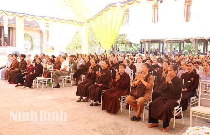 Đông đảo Phật tử và thân nhân các gia đình liệt sĩ tham dự Lễ cầu siêu.