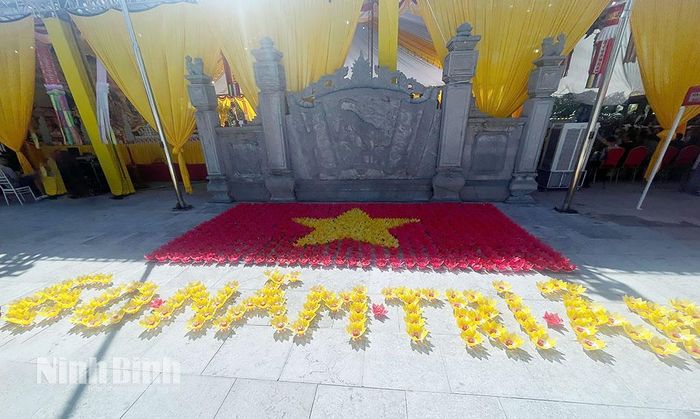 Những ngọn nến trang trí với khuôn hình kỉ niệm 60 năm Ngày hy sinh của Mười nữ dân quân pháo phòng không Lam Hạ.