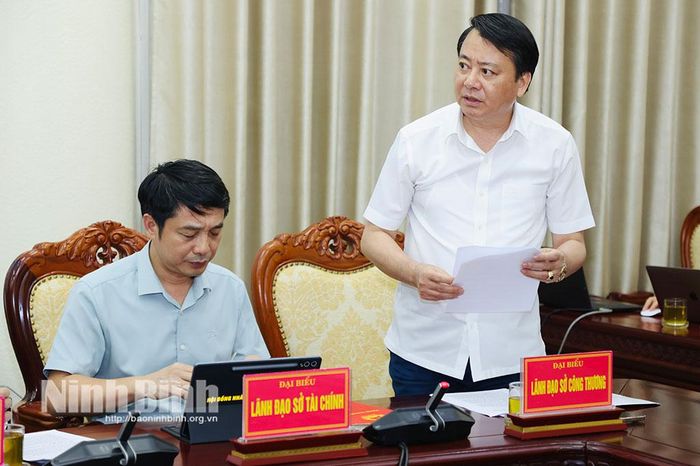 Đồng chí Phạm Hồng Sơn, Tỉnh ủy viên, Giám đốc Sở Công Thương báo cáo tại hội nghị.