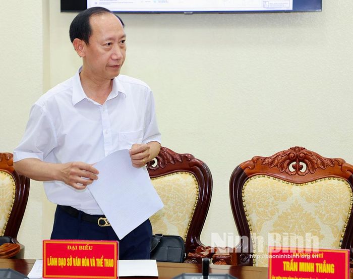 Đồng chí Lê Nguyên Ngọc, Tỉnh ủy viên, Giám đốc Sở Văn hóa và Thể thao báo cáo tại hội nghị.