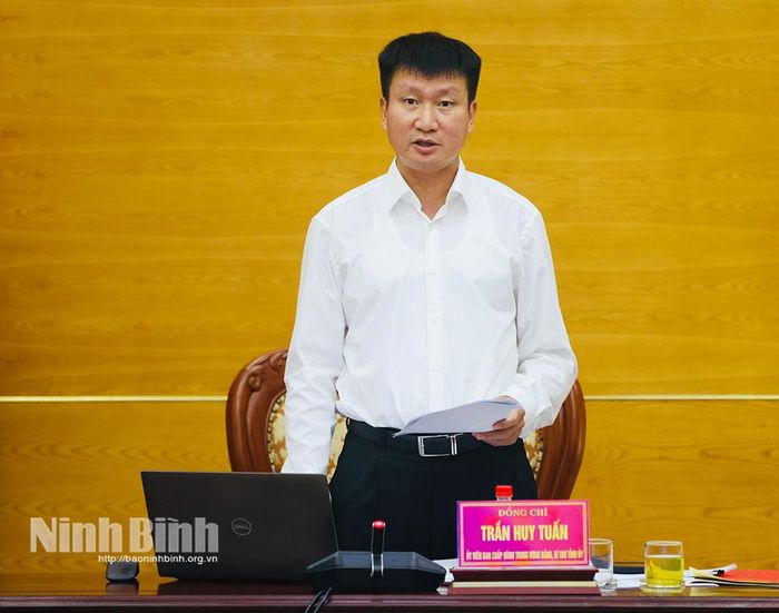 Đồng chí Bí thư Tỉnh ủy Trần Huy Tuấn phát biểu kết luận hội nghị.