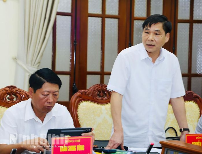 Đồng chí Nguyễn Anh Chức, Uỷ viên Ban Thường vụ Tỉnh ủy, Phó Chủ tịch UBND tỉnh phát biểu tại hội nghị.