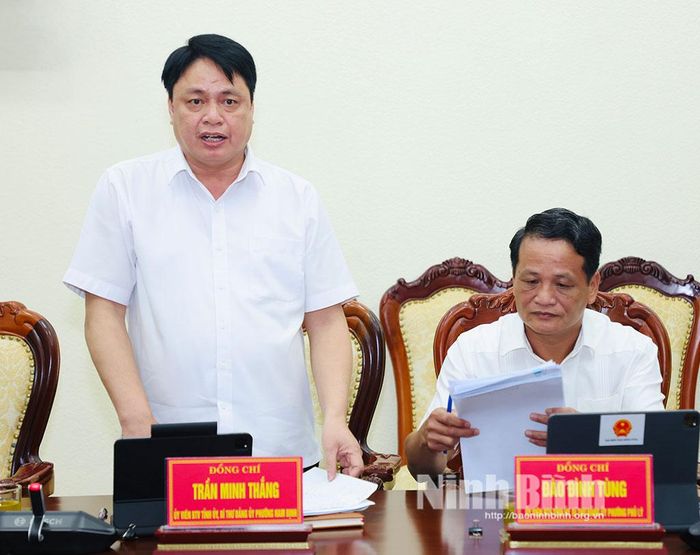 Đồng chí Trần Minh Thắng, Ủy viên Ban Thường vụ Tỉnh ủy, Bí thư Đảng uỷ phường Nam Định phát biểu tại hội nghị.