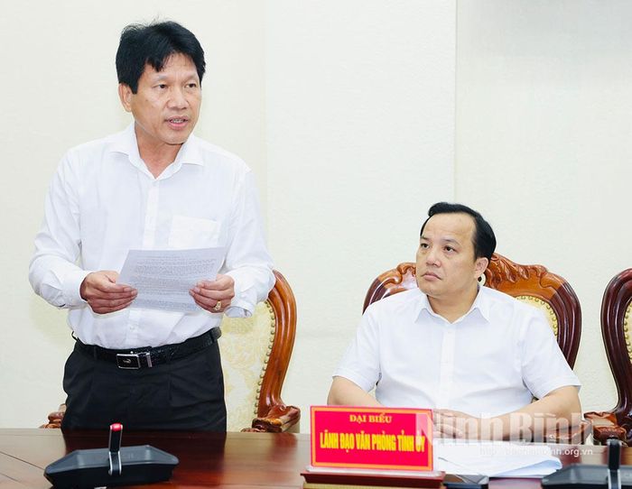 Đồng chí Lê Mạnh Hồng, Trưởng Thống kê tỉnh Ninh Bình báo cáo tại hội nghị.