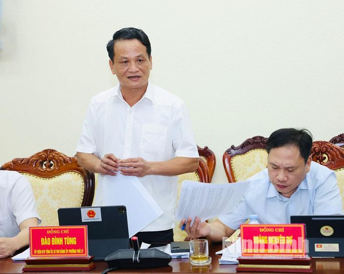 Đồng chí Đào Đình Tùng, Ủy viên Ban Thường vụ Tỉnh ủy, Bí thư Đảng ủy phường Phủ Lý phát biểu tại hội nghị.