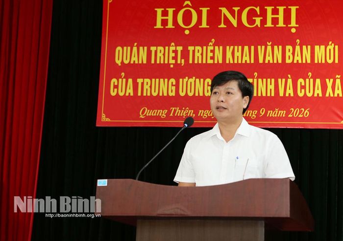 Đồng chí Đinh Văn Khiêm, Bí thư Đảng ủy xã Quang Thiện quán triệt các Nghị quyết.