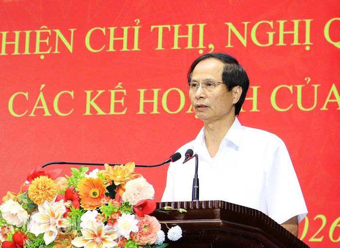Đồng chí Bùi Thiện Thi, Tỉnh ủy viên, Bí thư Đảng ủy, Chủ tịch HĐND phường Nam Hoa Lư phát biểu tại hội nghị. Ảnh: Khánh Dũng