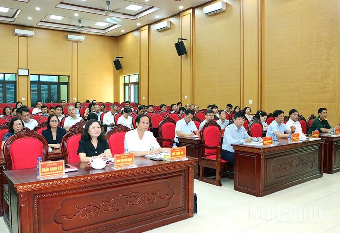 Các đại biểu dự hội nghị tại phường Nam Hoa Lư. Ảnh: Khánh Dũng