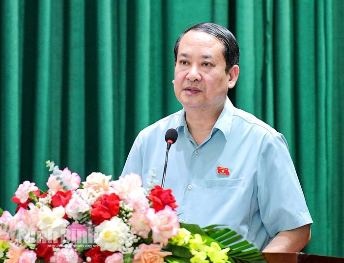 Đồng chí Mai Văn Tuất, Phó Bí thư Tỉnh ủy, Trưởng Đoàn đại biểu Quốc hội tỉnh phát biểu tại hội nghị.