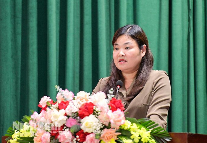 Đồng chí Hà Lan Anh, Tỉnh ủy viên, Phó Chủ tịch UBND tỉnh phát biểu tại hội nghị.