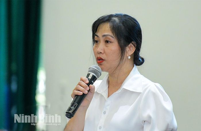 Đại diện cử tri xã Quang Thiện nêu ý kiến tại hội nghị tiếp xúc cử tri.