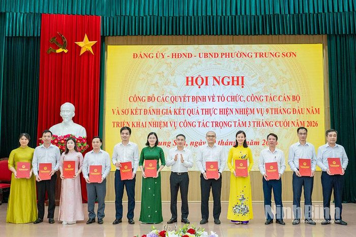Lãnh đạo phường Trung Sơn trao các quyết định chỉ định Bí thư Chi bộ các phòng,ban chuyên môn và tương đương trực thuộc Đảng ủy phường.