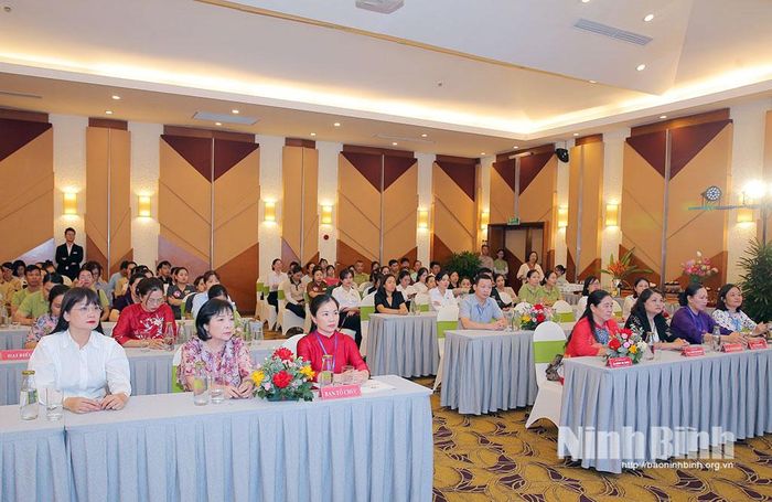 Các đại biểu dự chương trình.
