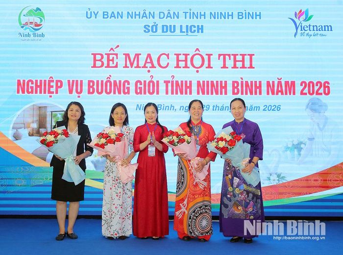 Lãnh đạo Sở Du lịch tặng hoa cho Ban Giám khảo cuộc thi.