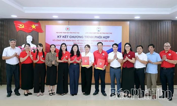 Hai đơn vị và các đại biểu chụp ảnh lưu niệm tại lễ ký kết.