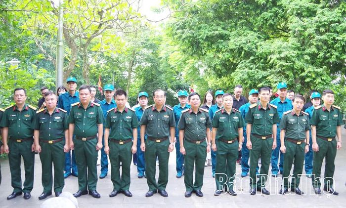 Đoàn đại biểu trang trọng dâng hương tưởng niệm các Vua Hùng.