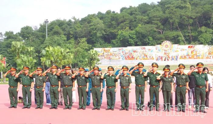 Đoàn đại biểu dâng hoa tại Tượng đài “Bác Hồ với ngày hội non sông”.