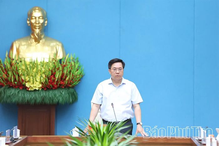 Chủ tịch UBND tỉnh Trần Duy Đông phát biểu chỉ đạo tại hội nghị.