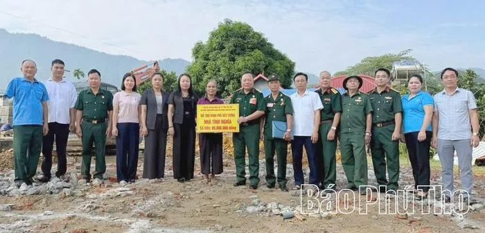 Xã Thượng Long trao hỗ trợ kinh phí xây dựng Nhà tình nghĩa cho hộ có hoàn cảnh khó khăn.