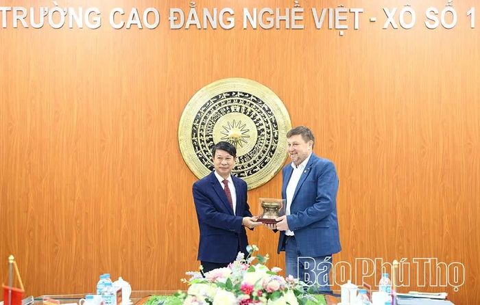 Phó Chủ tịch UBND tỉnh Nguyễn Khắc Hiếu trao quà lưu niệm tặng đoàn công tác.