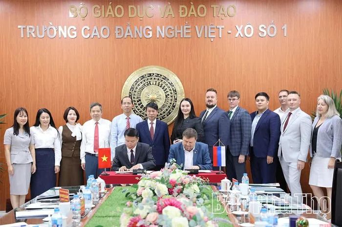 Các đại biểu chứng kiến lễ ký kết biên bản ghi nhớ hợp tác giữa Tổ chức xã hội toàn Nga OPORA ROSSII - chi nhánh tỉnh Sakhalinhai và Trường Cao đẳng nghề Việt - Xô số 1.