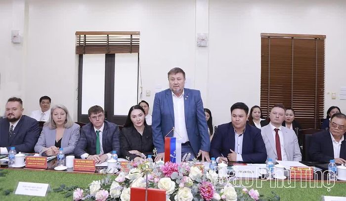 Ông Dyakov Yuri Ilyich phát biểu tại buổi làm việc.
