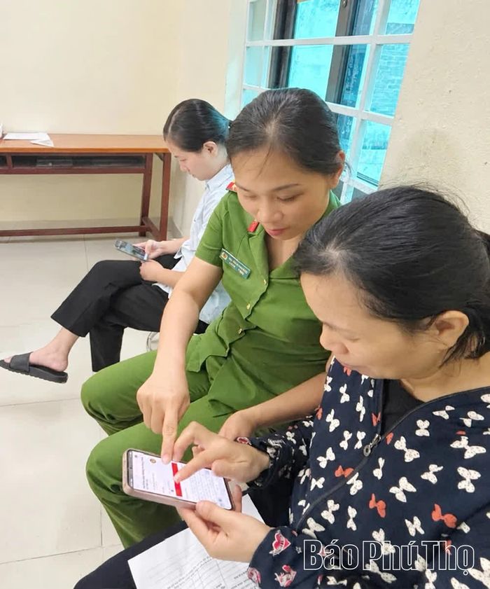 Công an xã Tam Hồng hướng dẫn người dân sử dụng các ứng dụng hỗ trợ trên điện thoại di động.