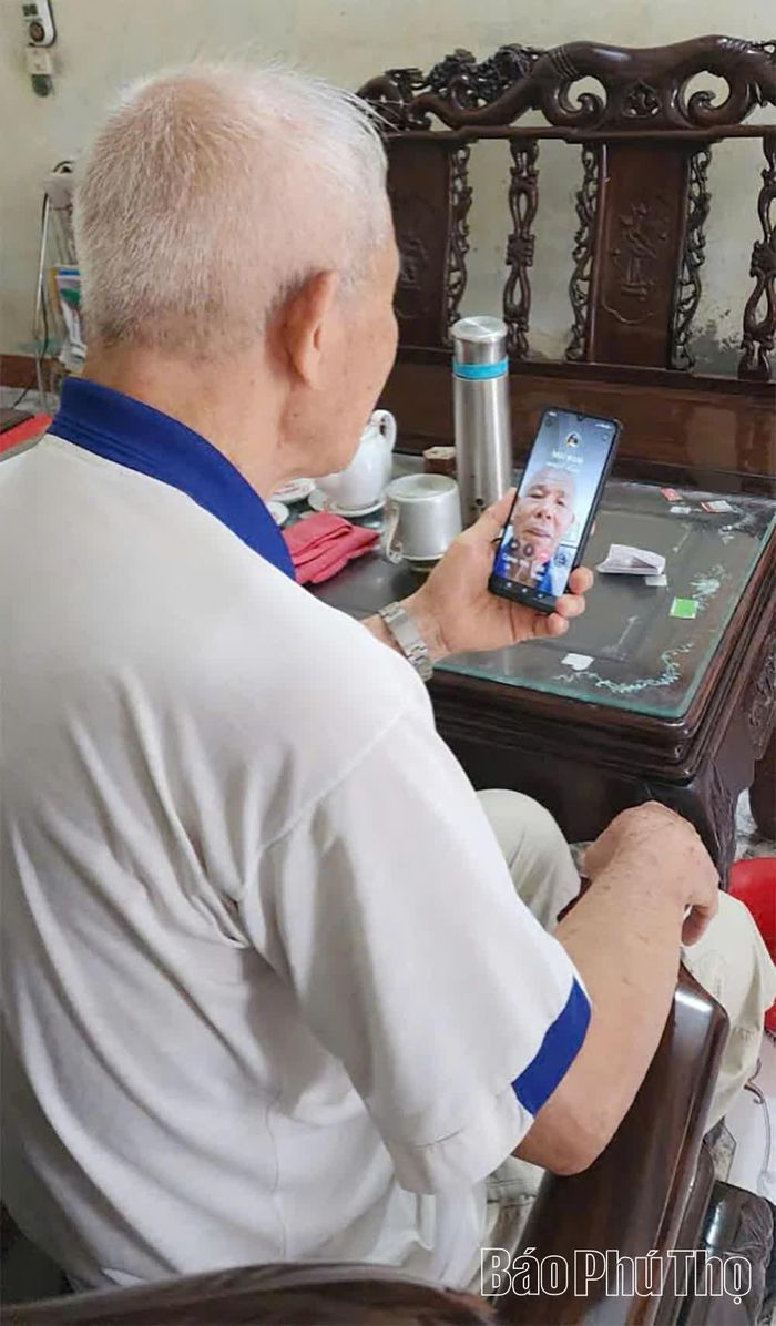 Từ chiếc điện thoại thông minh, người cao tuổi chủ động kết nối với người thân và tiếp cận những tiện ích của đời sống số.