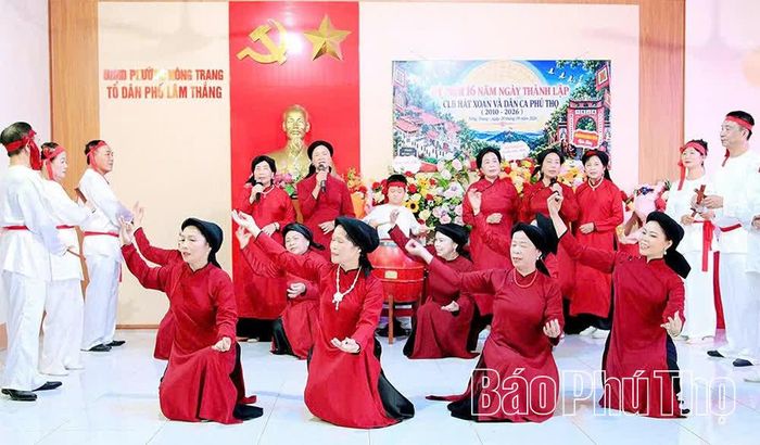 Hội viên Câu lạc bộ hát Xoan phường Nông Trang biểu diễn tiết mục Xoan cổ “Bỏ bộ 1”.