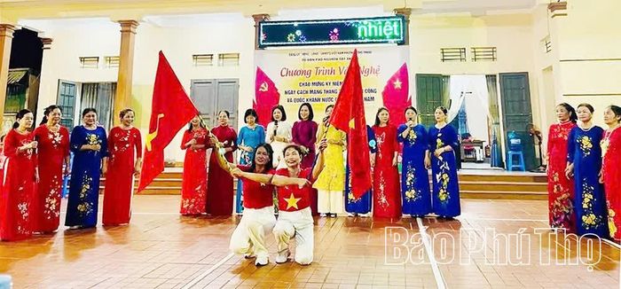 Hội viên Câu lạc bộ Tổ dân phố Tất Thành, phường Nông Trang biểu diễn ca khúc cách mạng.