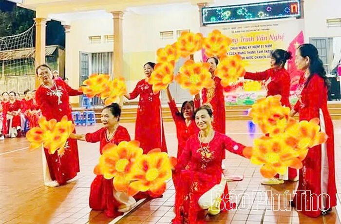 Một tiết mục múa do hội viên Câu lạc bộ tổ dân phố Tất Thành, phường Nông Trang biểu diễn.