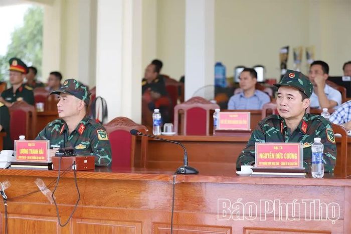 Lãnh đạo Bộ CHQS tỉnh và các đại biểu quan sát, chỉ đạo diễn tập trên đài quan sát.