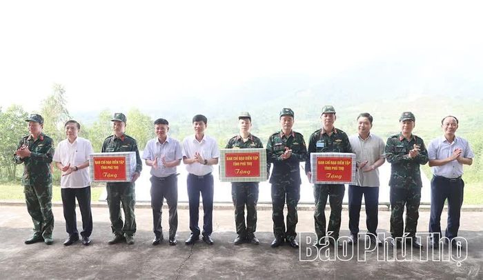 Lãnh đạo Bộ CHQS tỉnh và các đại biểu trao quà động viên lực lượng tham gia diễn tập.