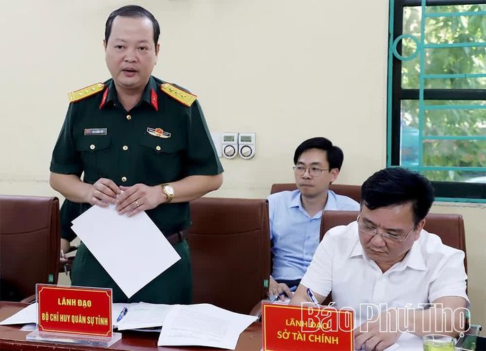 Lãnh đạo các sở, ngành phát biểu đóng góp ý kiến.