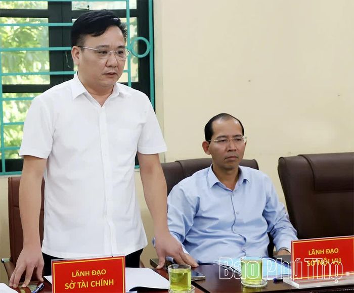 Lãnh đạo các sở, ngành phát biểu đóng góp ý kiến.