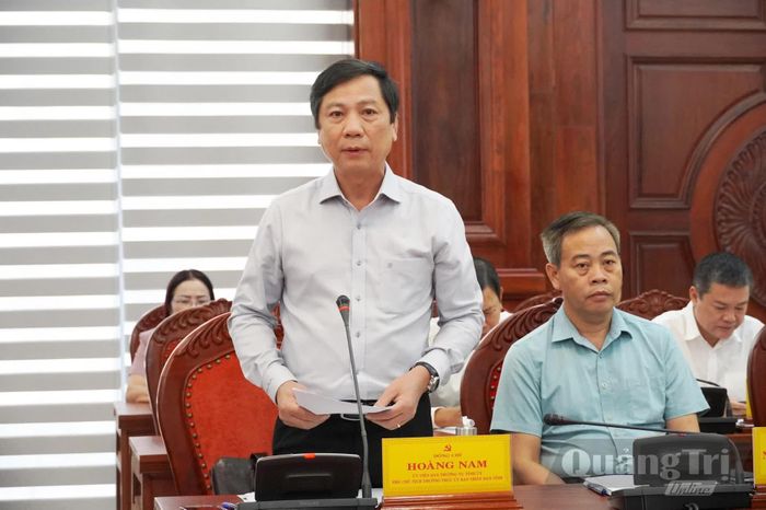 Đồng chí Hoàng Nam, Phó Chủ tịch Thường trực UBND tỉnh báo cáo tình hình phát triển kinh tế-xã hội 9 tháng năm 2026 - Ảnh: X.P