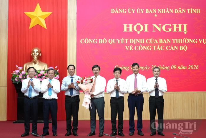 Các đồng chí trong Thường trực Đảng ủy UBND tỉnh tặng hoa chúc mừng đồng chí Bùi Hoàng Phương, Chủ tịch UBND tỉnh, Bí thư Đảng ủy UBND tỉnh - Ảnh: T.Đ