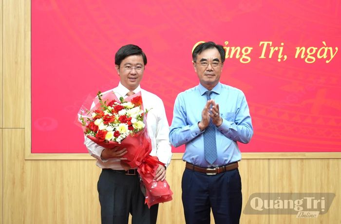 Thay mặt Ban Thường vụ Tỉnh ủy, đồng chí Nguyễn Lương Bình, Trưởng ban Tổ chức Tỉnh ủy tặng hoa chúc mừng đồng chí Bùi Hoàng Phương, Chủ tịch UBND tỉnh, Bí thư Đảng ủy UBND tỉnh - Ảnh: T.Đ