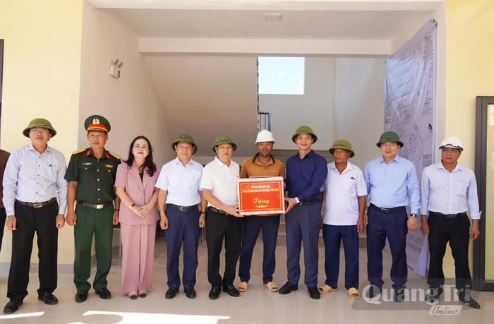 Đồng chí Vương Quốc Tuấn, Bí thư Tỉnh ủy cùng đoàn công tác tặng quà động viên đơn vị thi công - Ảnh: X.P