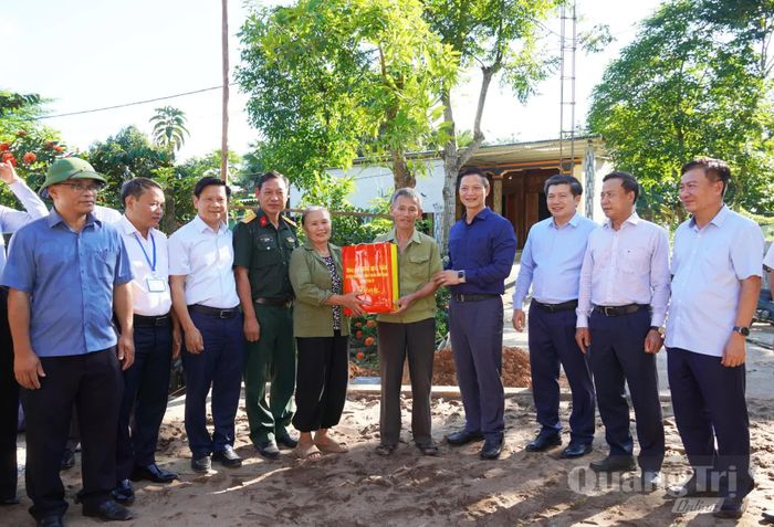 Đồng chí Vương Quốc Tuấn, Bí thư Tỉnh ủy cùng đoàn công tác tặng quà gia đình ông Lê Trường Tâm tại xã Tuyên Lâm - Ảnh: X.P