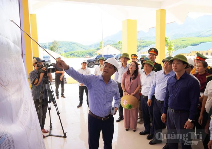 Đồng chí Vương Quốc Tuấn, Bí thư Tỉnh ủy cùng đoàn công tác nghe báo cáo tiến độ thực hiện dự án Trường nội trú tiểu học và THCS Dân Hóa - Ảnh: X.P