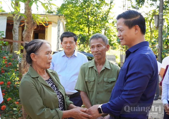 Đồng chí Vương Quốc Tuấn, Bí thư Tỉnh ủy động viên, thăm hỏi gia đình chính sách tại xã Tuyên Lâm - Ảnh: X.P