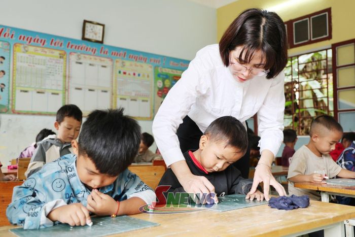 Giờ học của cô và trò Trường PTDTBT Tiểu học và THCS xã Xím Vàng.