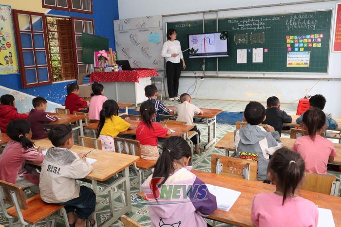 Giờ học của cô và trò Trường PTDTBT Tiểu học và THCS xã Xím Vàng.