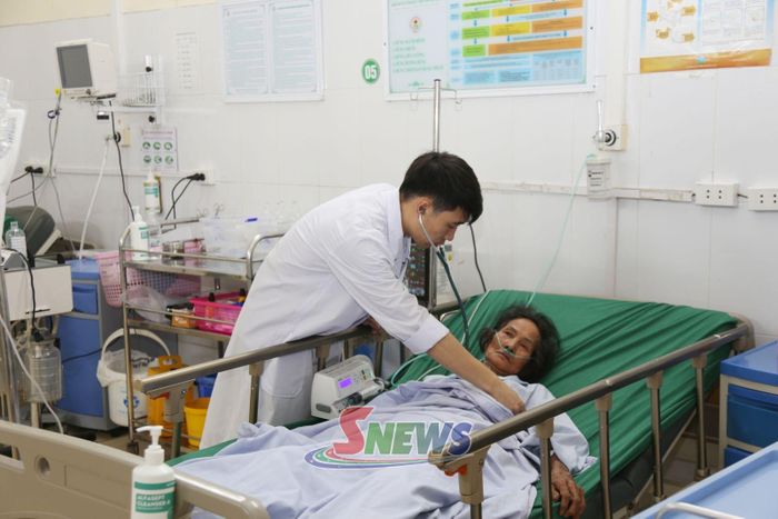 Bác sĩ Khoa Hồi sức - Chống độc, Bệnh viện Đa khoa Mộc Châu thăm khám cho bệnh nhân.