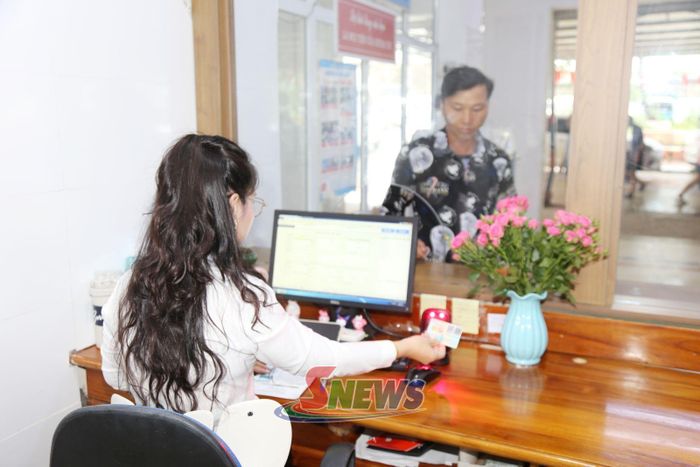 Thực hiện đăng ký khám bệnh BHYT cho nhân dân tại Bệnh viện Đa khoa Mộc Châu.