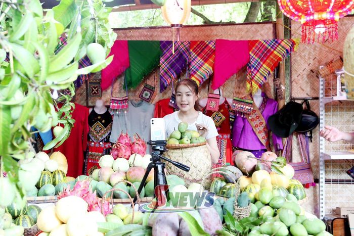 Nhân dân xã Yên Châu quảng bá sản phẩm nông sản địa phương trên nền tảng số.